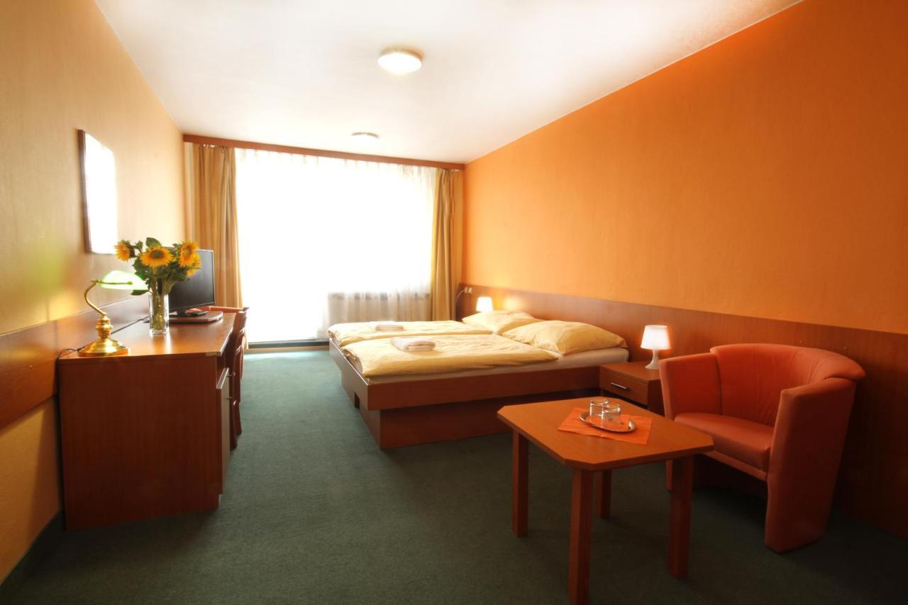 Hotel Strážnice Straznice Exterior foto